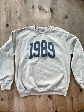 Graphic '1989' Crewneck Taylor Swift Sweatshirt Medium